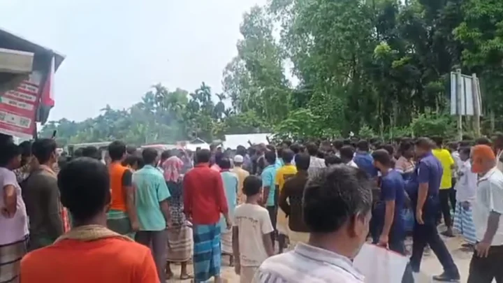 কুড়িগ্রামে সারের দাবিতে কৃষি অফিসারকে অবরুদ্ধ