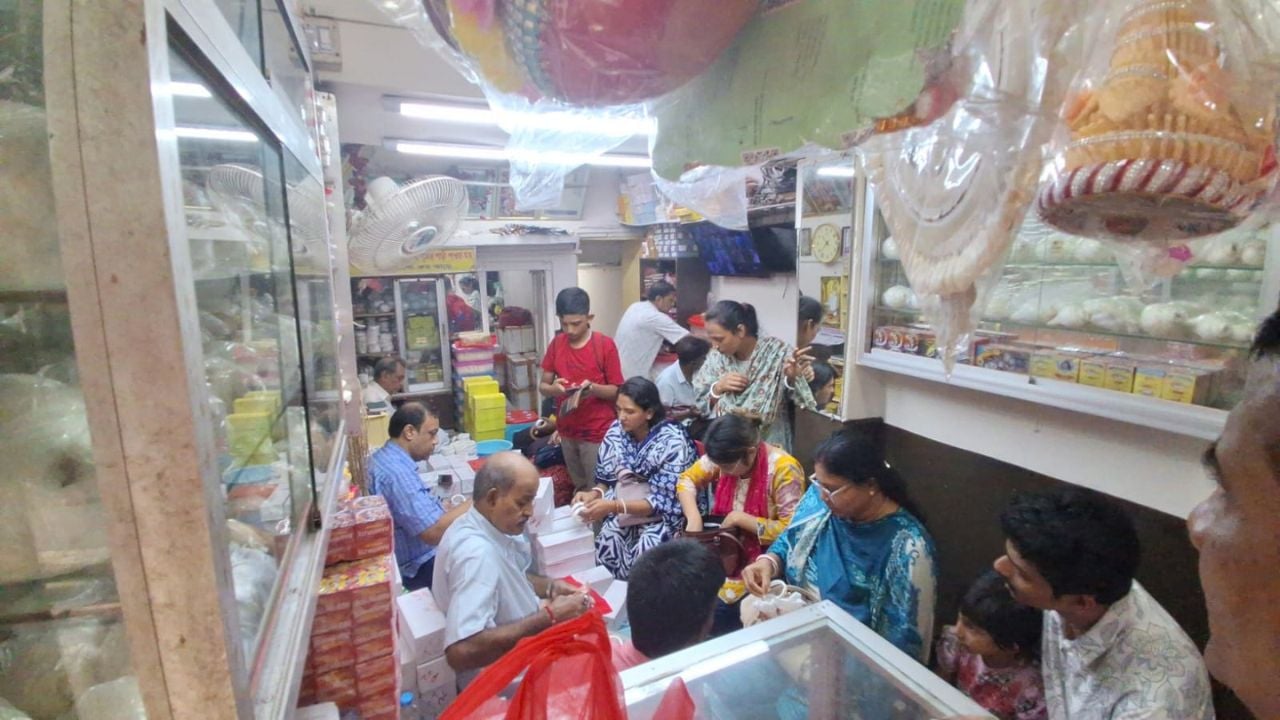 দুর্গাপূজা উপলক্ষে শাঁখারীবাজারে শাঁখা বিক্রির ধুম