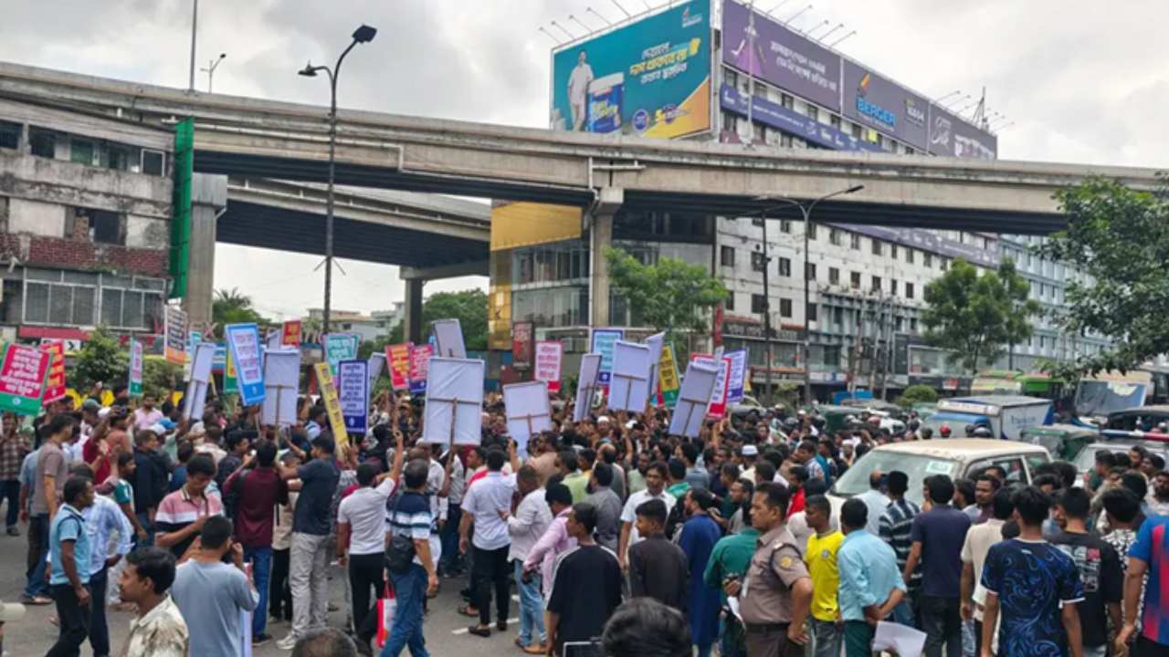স্লিপার বাসের বৈধতার দাবিতে বনানীতে সড়ক অবরোধ