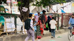 ৯ কোটি টাকার ফুটওভার ব্রিজ রেখে ঝুঁকি নিয়ে পারাপার