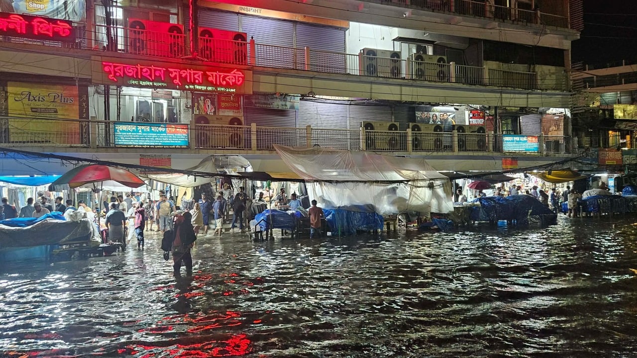সামান্য বৃষ্টিতেই জলাবদ্ধ নিউমার্কেট, বাড়ছে দুর্ভোগ