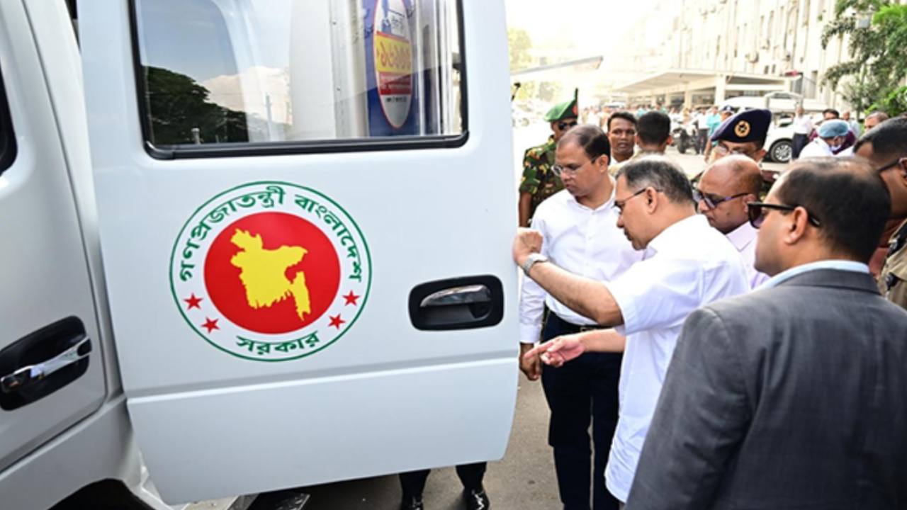 নিরাপদ খাদ্য পরীক্ষার ভ্রাম্যমাণ ল্যাব পরিদর্শনে প্রধানমন্ত্রী তারেক রহমান। ছবি: পিএমও