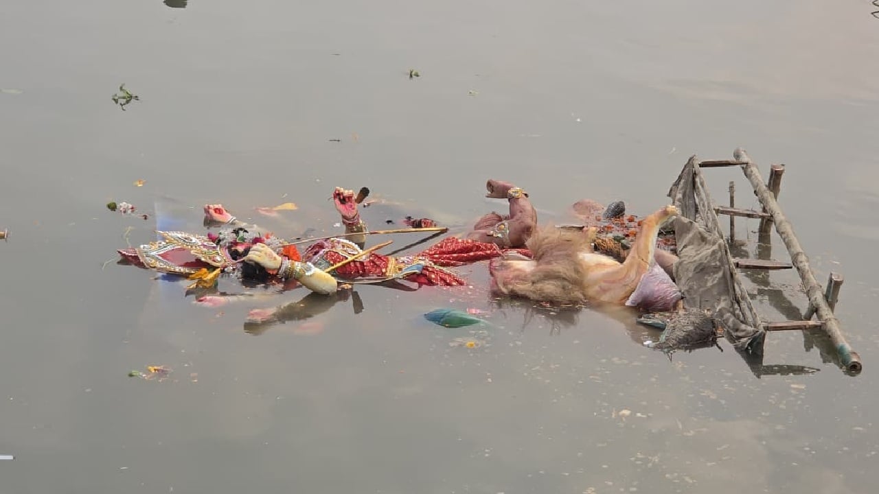 নদীর পানিতে দেবী দুর্গার প্রতিমা বিসর্জনের মুহূর্ত। শারদীয় দুর্গোৎসবের শেষ দিনে ভক্তদের মধ্যে বিরাজ করছে বিদায়ের আবেগ। ছবি: সিজেডএন টোয়েন্টিফোর