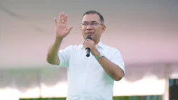 পালিয়ে যাওয়া স্বৈরাচার অর্থ দিচ্ছে, আরেক পক্ষ অস্থিরতা ছড়াচ্ছে: প্রধানমন্ত্রী