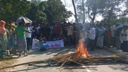 প্রেমিকের বাড়িতে প্রেমিকার অনশন, বিয়ের দাবিতে এলাকাবাসীর বিক্ষোভ
