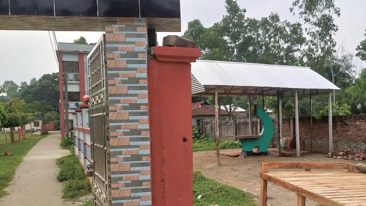 বাধা উপেক্ষা করে স্কুলের পাশে স-মিল 