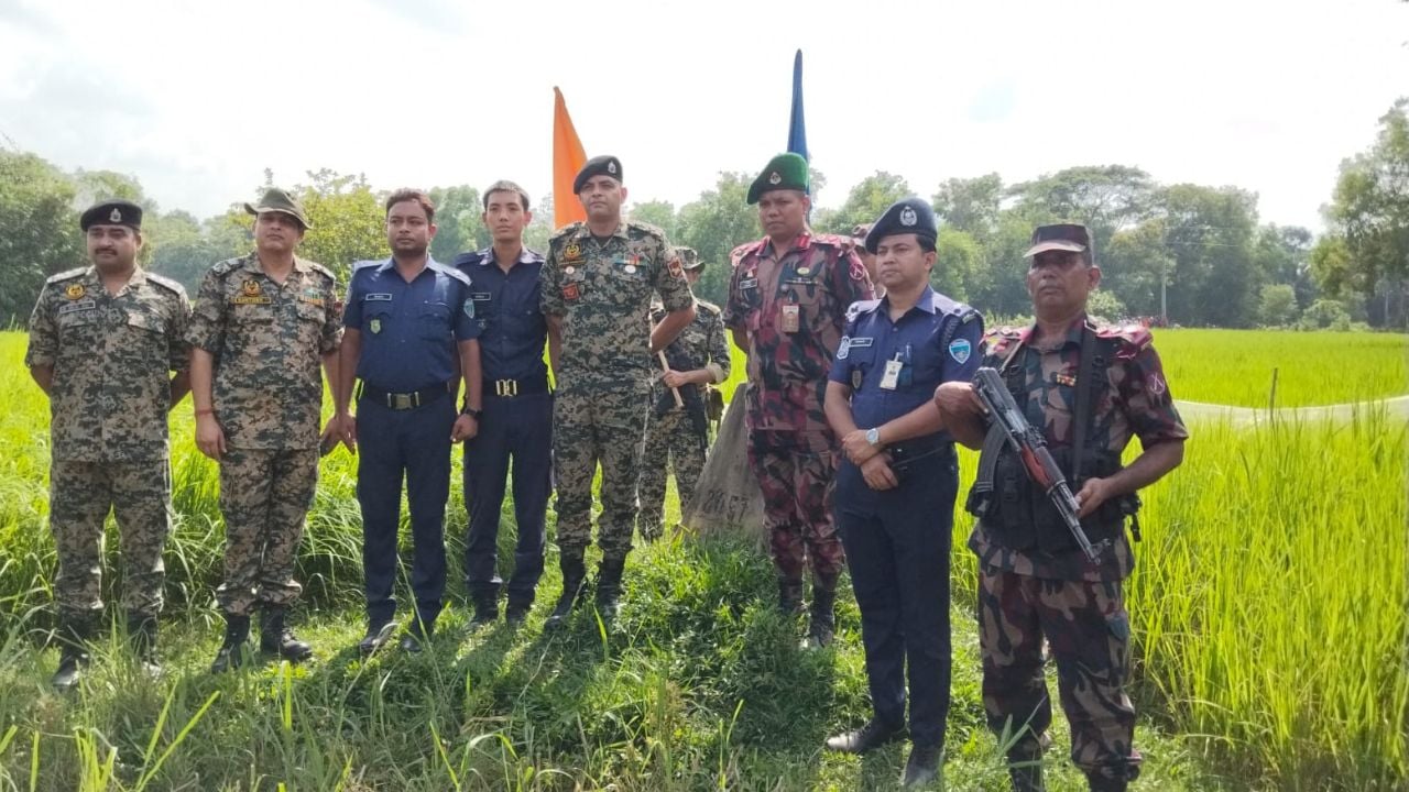 আটক ২ পুলিশকে হস্তান্তর করলো বিএসএফ