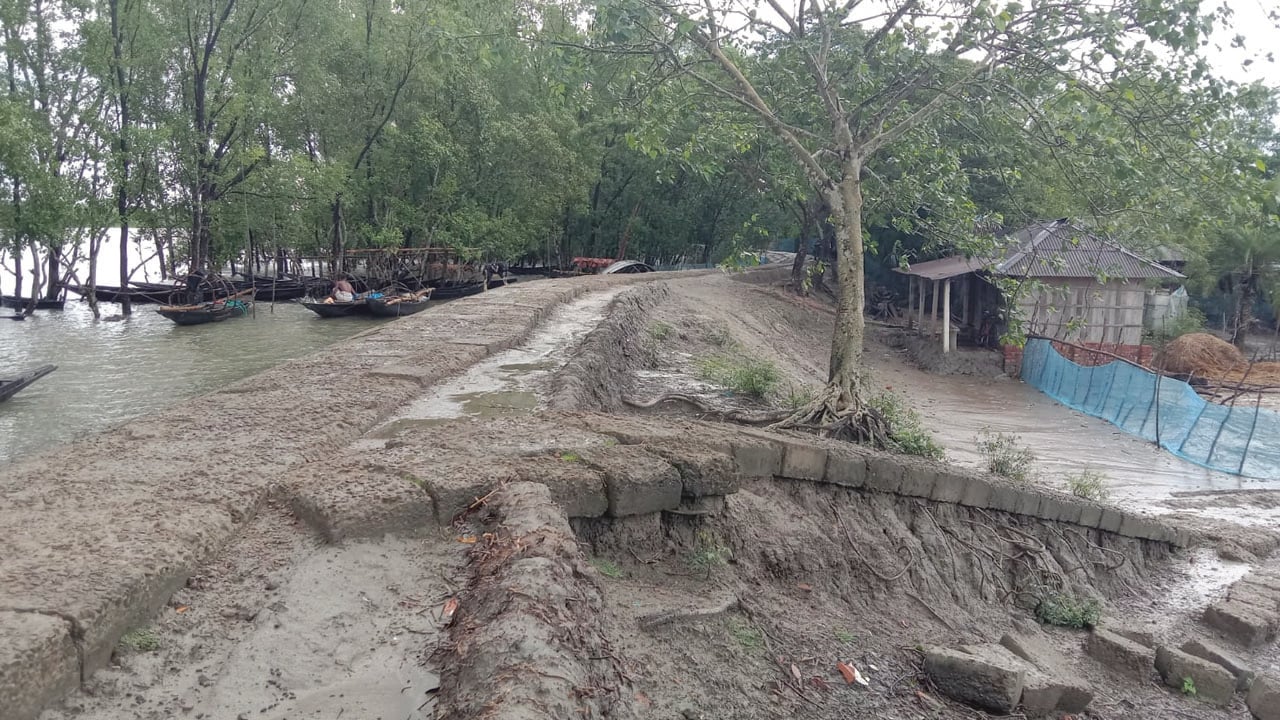 সংস্কার হয়নি কয়রার বেড়িবাঁধ, দুর্ভোগে গ্রামবাসী