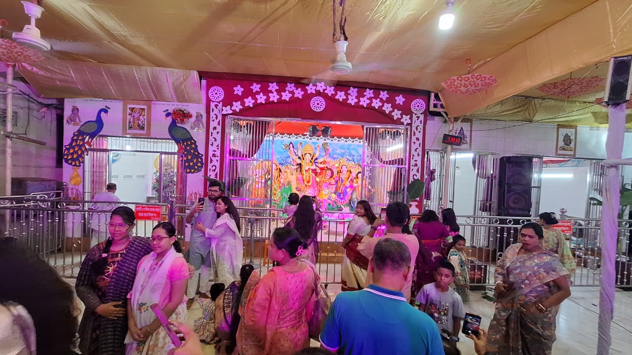 দুর্গাপূজা উপলক্ষে বর্ণিল আলোকসজ্জায় সেজেছে মিরপুর কেন্দ্রীয় মন্দিরের চারপাশ। সন্ধ্যার আলোয় মন্দিরের সৌন্দর্য উপভোগ করছেন দর্শনার্থীরা। ছবি: সিজেডএন টোয়েন্টিফোর