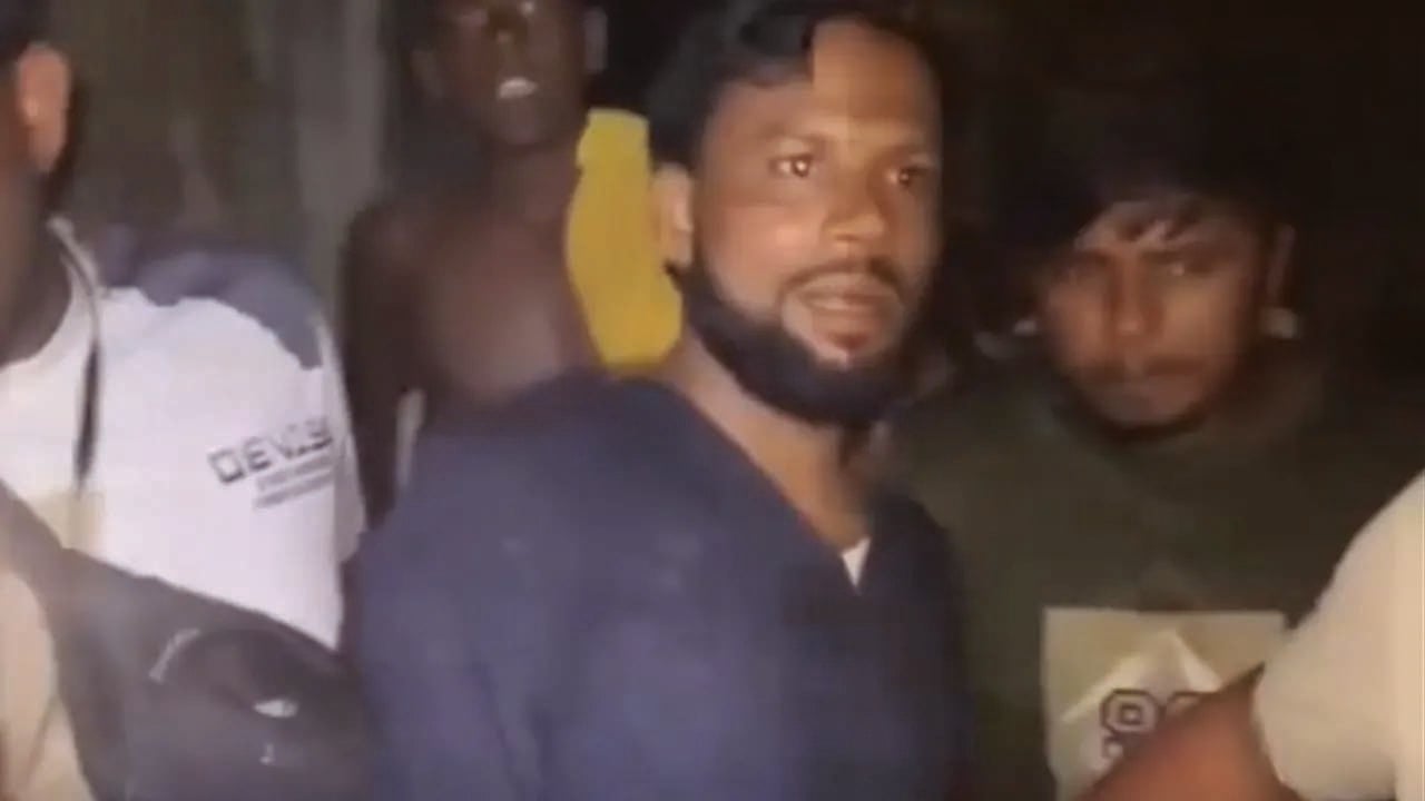 গৃহবধূর ঘর থেকে জামায়াতকর্মী আটক