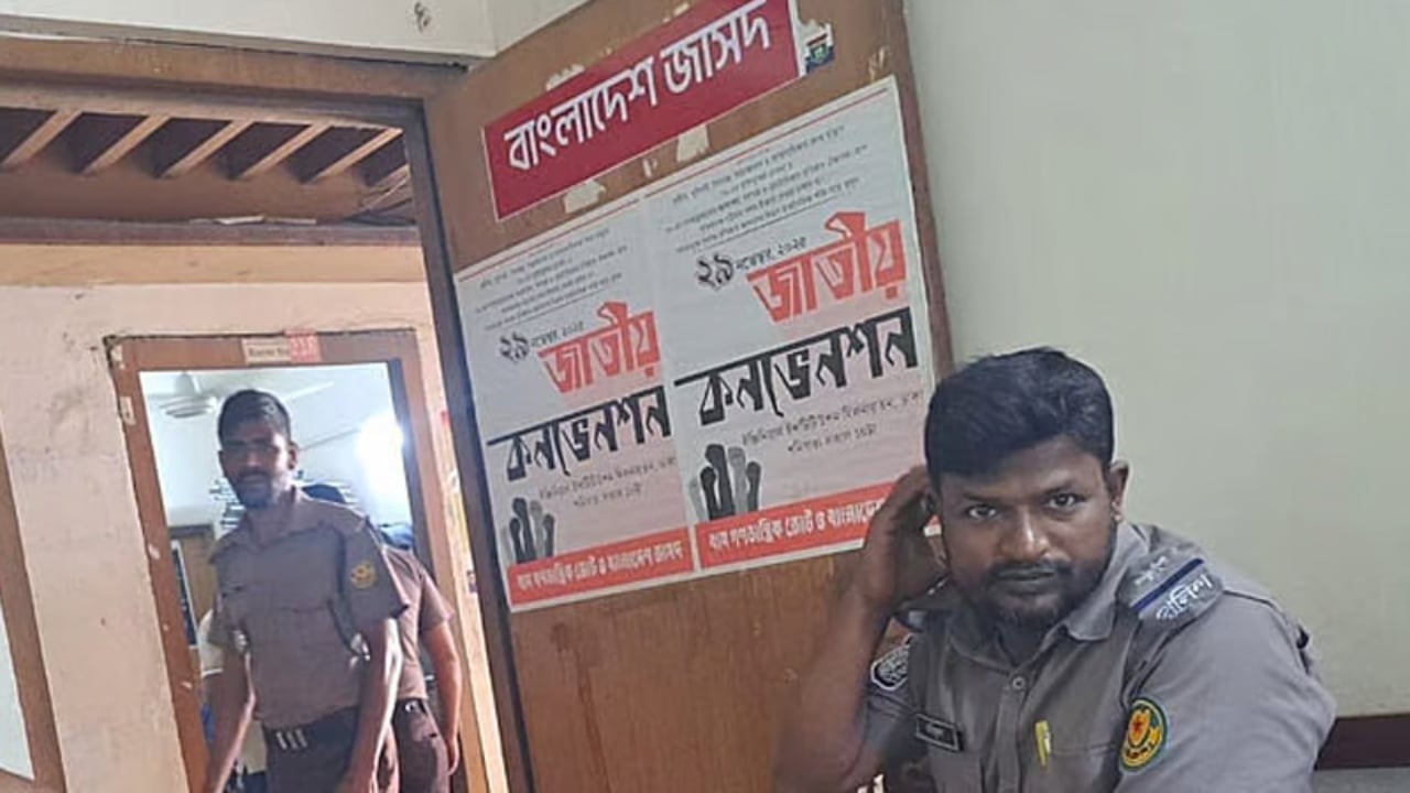 জাসদ কার্যালয়ে পুলিশ