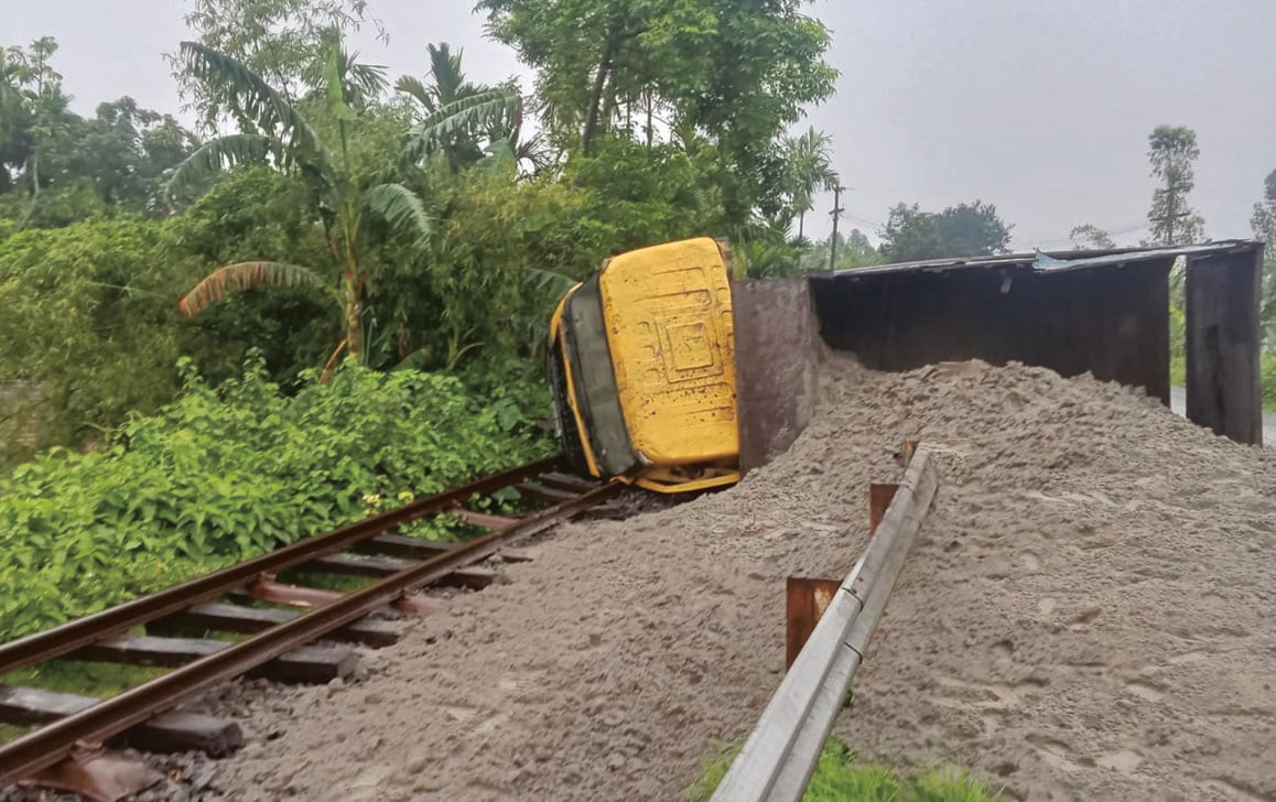 ট্রাক উল্টে রেললাইনে, কুড়িগ্রামের সঙ্গে ট্রেন যোগাযোগ বন্ধ
