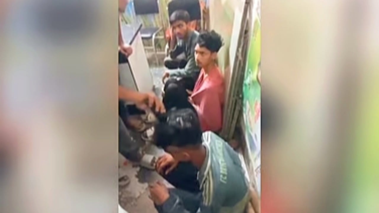 যুবদল নেতার কার্যালয়ে ৪ তরুণকে মারধর, চুল কেটে পুলিশে সোপর্দ