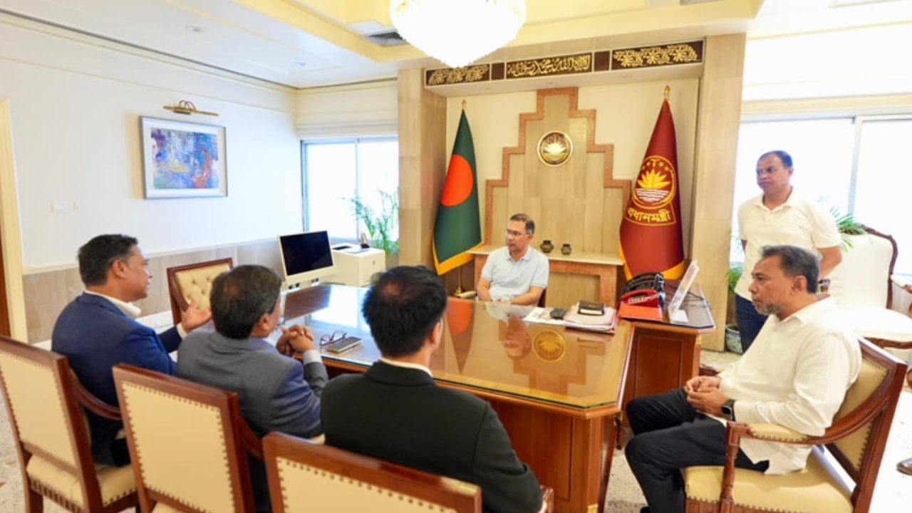 স্পোর্টস ও ইলেকট্রিক গাড়ির প্রদর্শনী ঘুরে দেখলেন প্রধানমন্ত্রী ২
