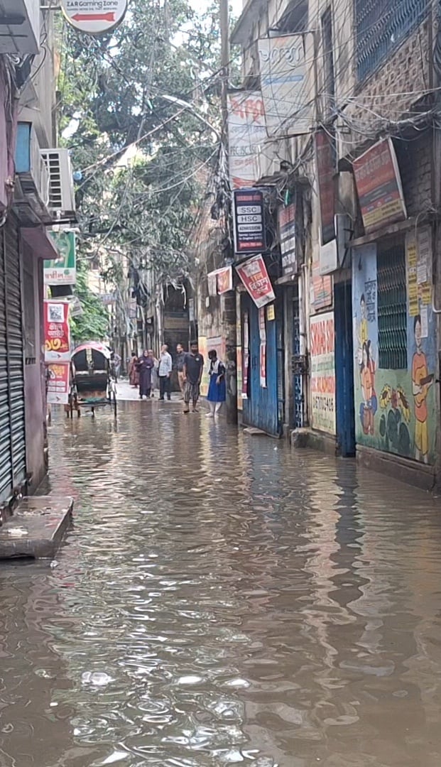 পুরান ঢাকার লক্ষ্মীবাজারের একটি গলিতে জমে থাকা পানি। ছবি: সিজেডএন টোয়েন্টিফোর