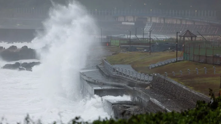 তাইওয়ানকে লণ্ডভণ্ড করে চীনের দিকে অগ্রসর হচ্ছে টাইফুন চাম্পি