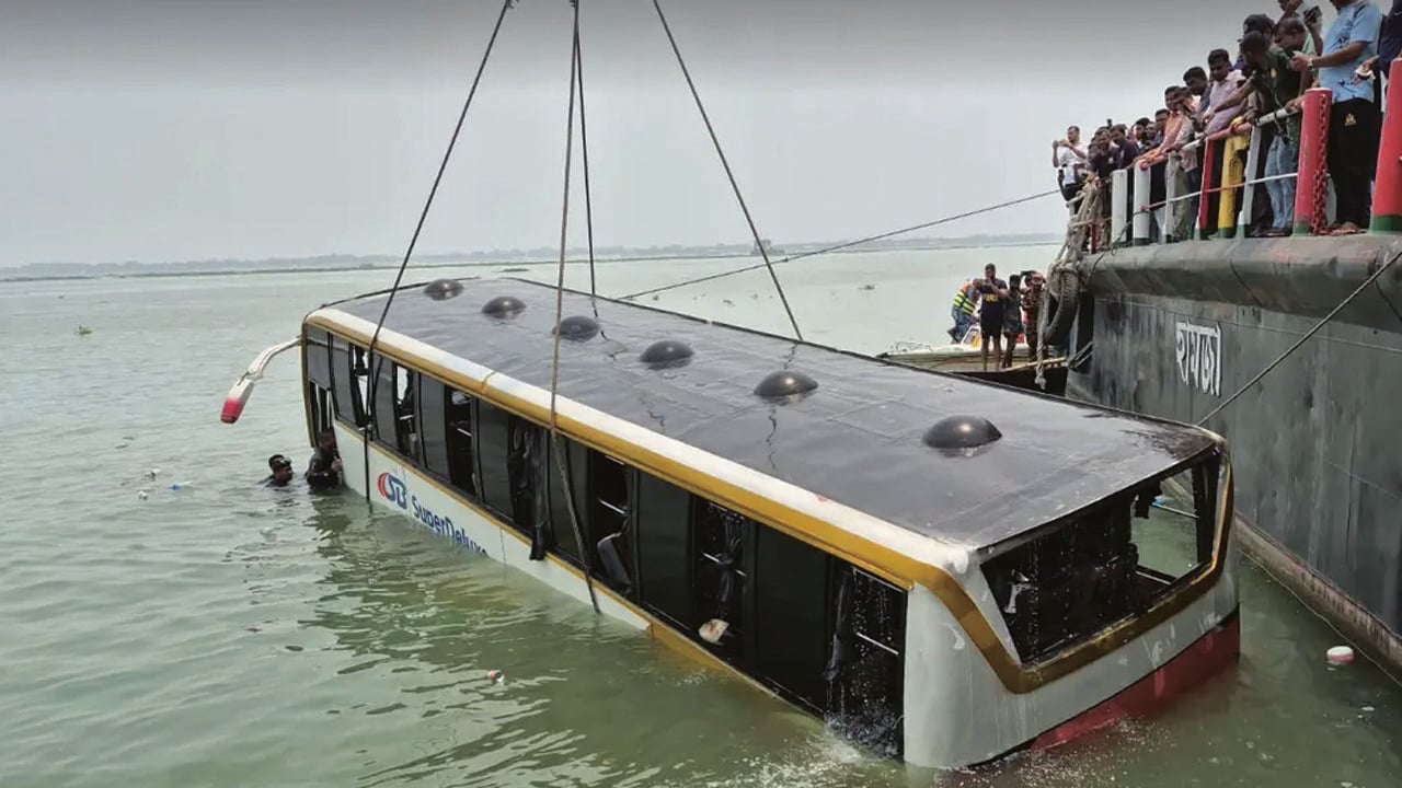পদ্মায় ডুবে যাওয়া বাস উদ্ধার
