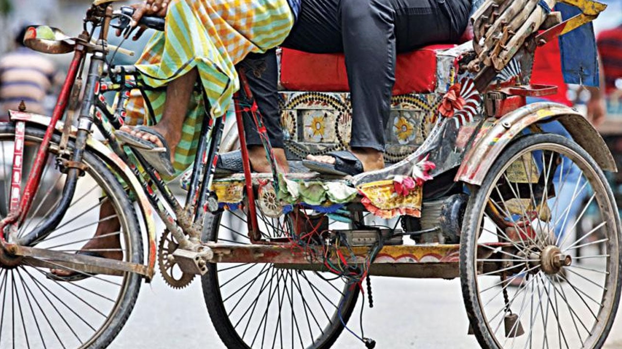 ব্যাটারি রিকশায় সড়কে বিশৃঙ্খলা, বিদ্যুৎ ব্যবস্থায় বাড়তি চাপ