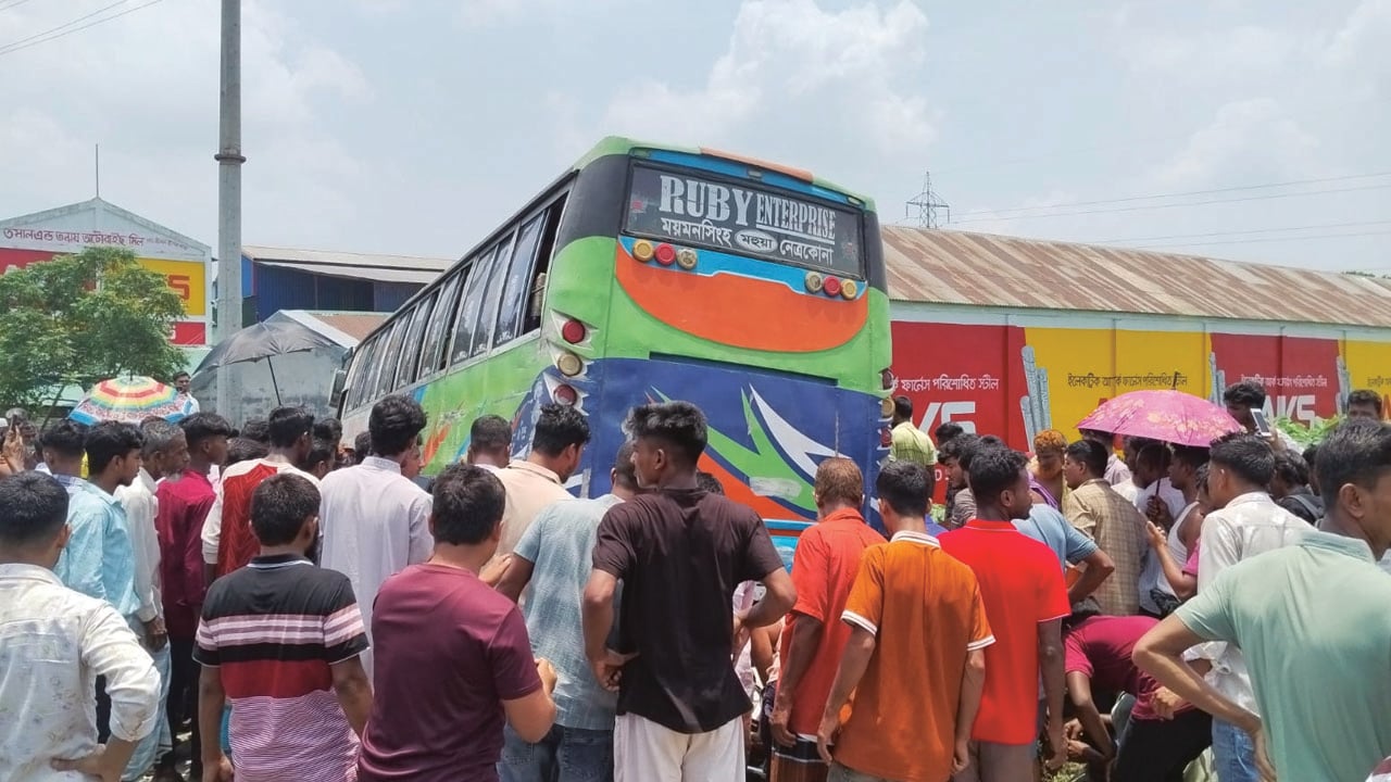 বাসচাপায় প্রাণ গেলো অটোরিকশার ৩ যাত্রীর 