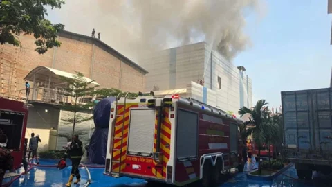 টঙ্গীতে ওষুধ কারখানার কেমিক্যাল গুদামে লাগা আগুন ছড়িয়ে পড়ে দ্রুত