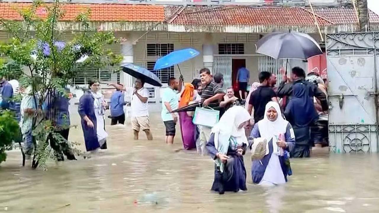 বৃষ্টিতে জলমগ্ন কুমিল্লা শহর, পরীক্ষাকেন্দ্রে হাঁটুপানি