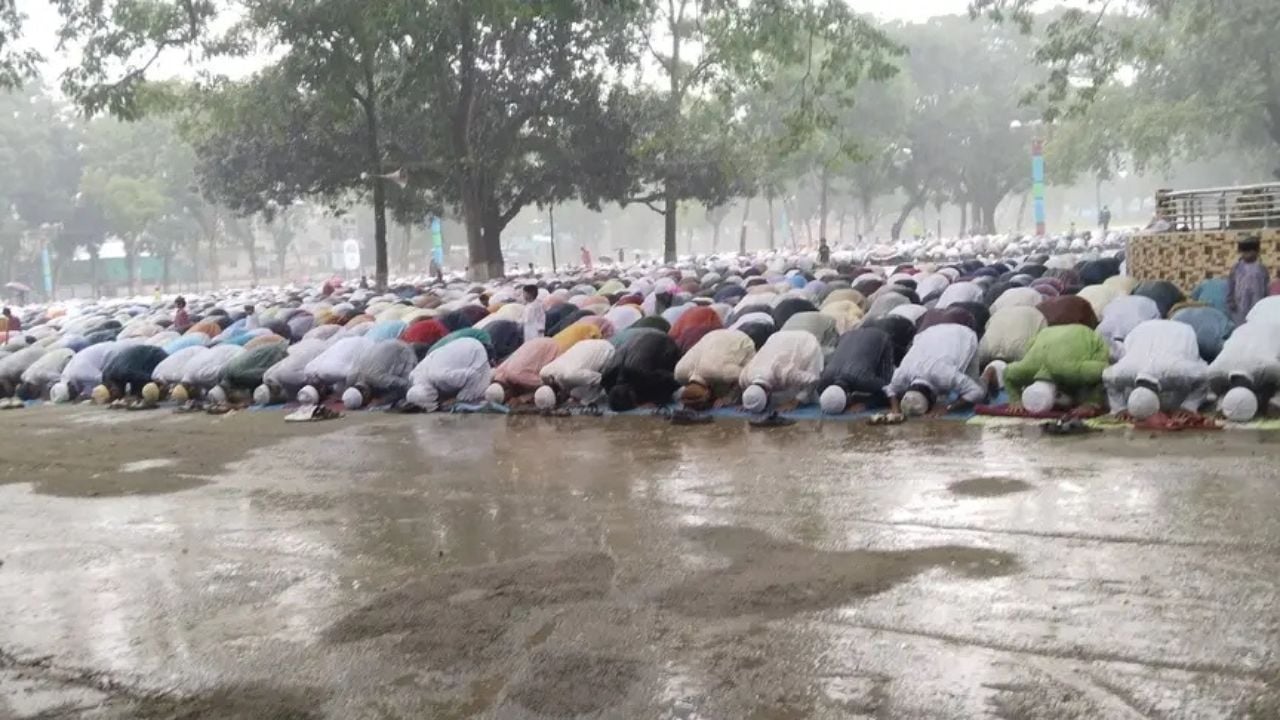 ‎বৃষ্টি উপেক্ষা করে শোলাকিয়ায় দেশের বৃহত্তম ঈদ জামাত অনুষ্ঠিত
