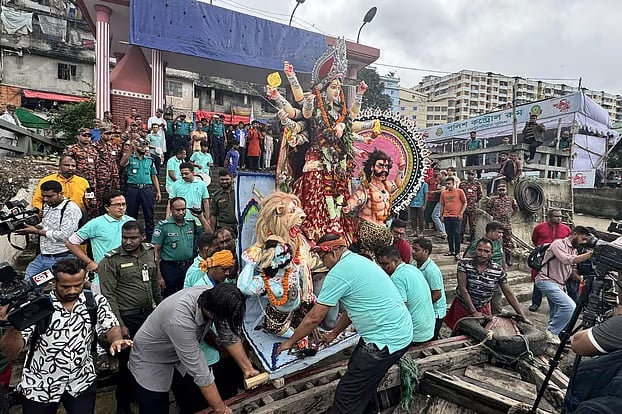 বিনা স্মৃতি স্নানঘাটে এনে বুড়িগঙ্গা নদীতে দুর্গা প্রতিমা বিসর্জন করা হয়