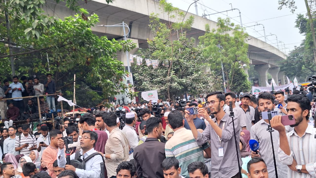 রাজধানীর শাহবাগে জাতীয় জাদুঘরের সামনে এনসিপির নেতাকর্মীদের ভিড়