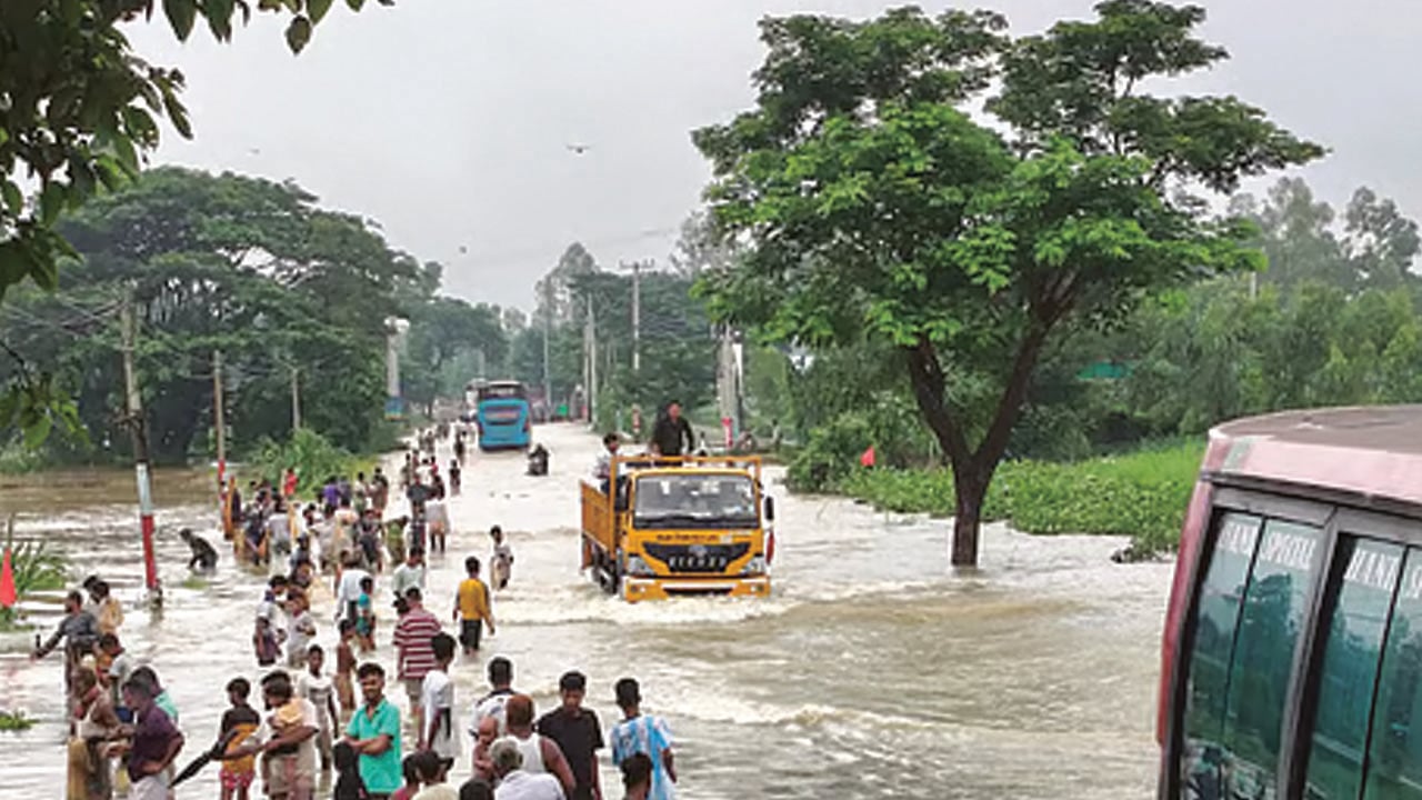 পানিতে ডুবে গেছে মহাসড়ক