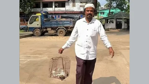 পোষা বিড়ালকে পিটিয়ে হত্যার অভিযোগ, মরদেহ নিয়ে থানায় মালিক