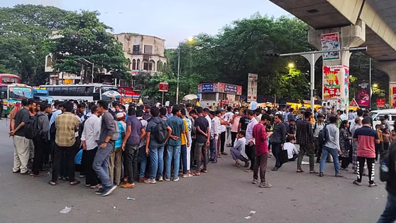শাহবাগ মোড়ে শিক্ষার্থীদের অবরোধ, যান চলাচল বন্ধ