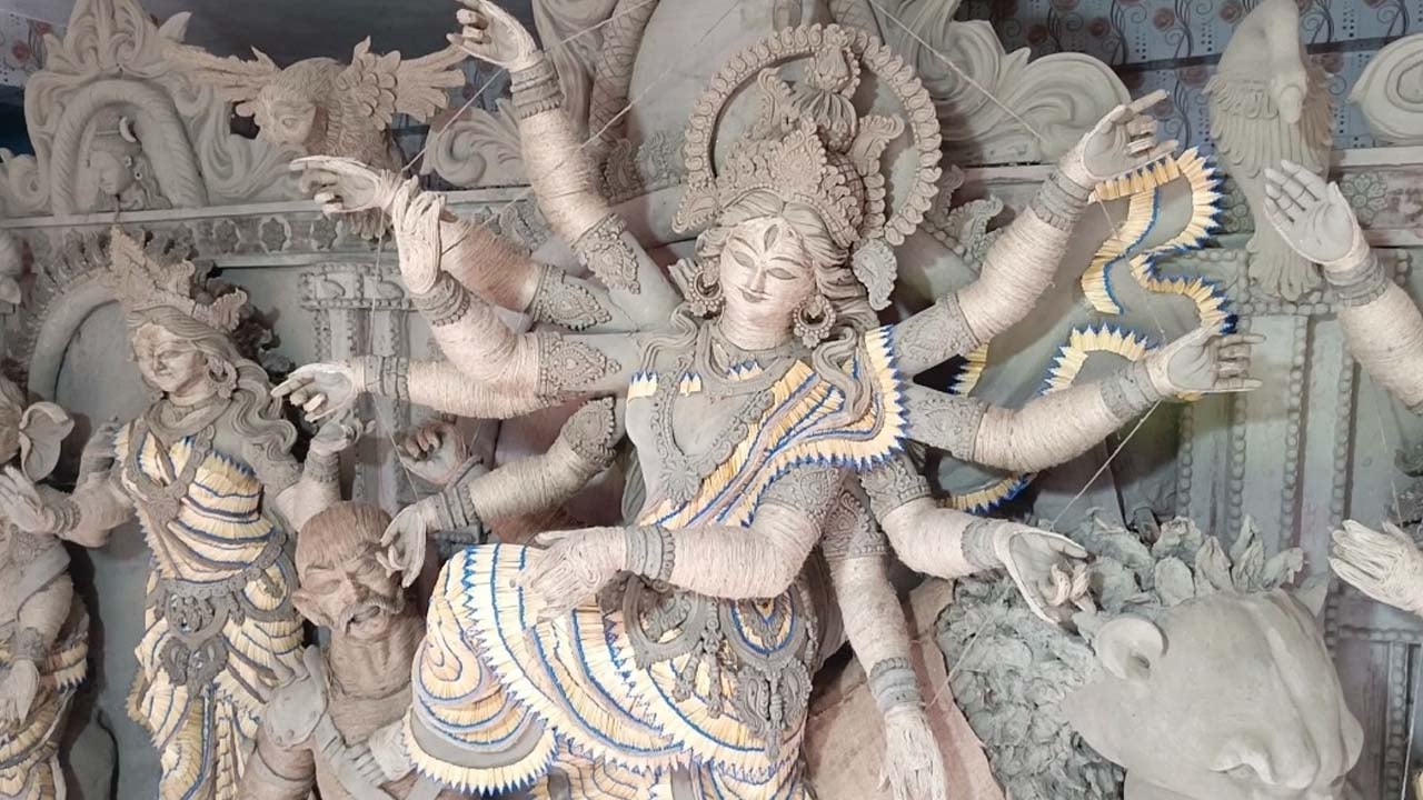 সাতক্ষীরায় দেড় লাখ দিয়াশলাই কাঠিতে ব্যতিক্রমী দুর্গাপ্রতিমা