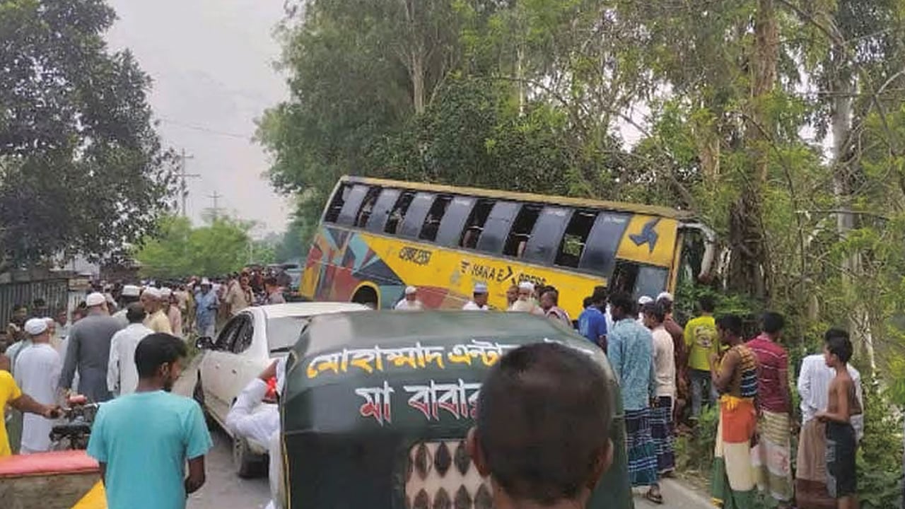 সিরাজগঞ্জে অটোভ্যানে বাসের চাপা, নিহত ৩
