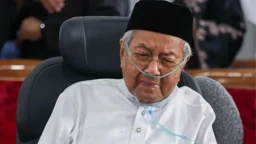 স্ত্রীর মৃত্যুর পরদিনই হাসপাতালে ভর্তি মাহাথির মোহাম্মদ