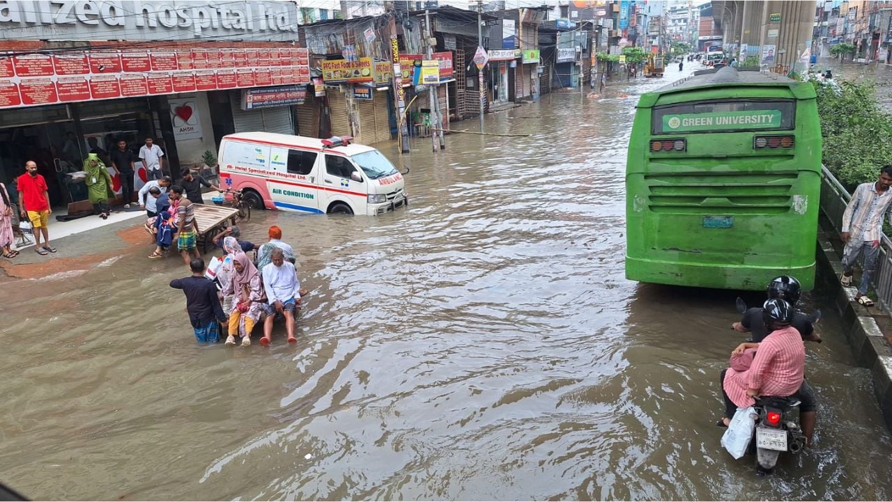 জলাবদ্ধতায় ঢাকার পথে পখে ভোগান্তি আর কতদিন