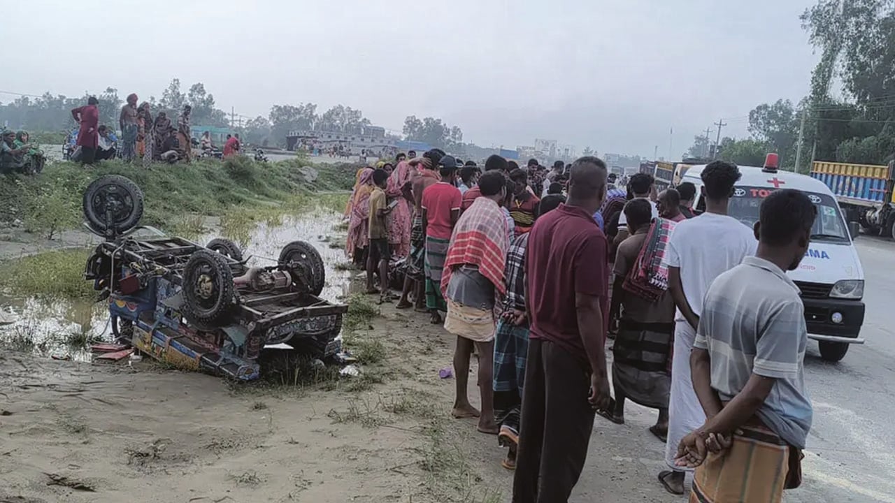 সিরাজগঞ্জে বাসচাপায় প্রাণ গেলো মা-ছেলের