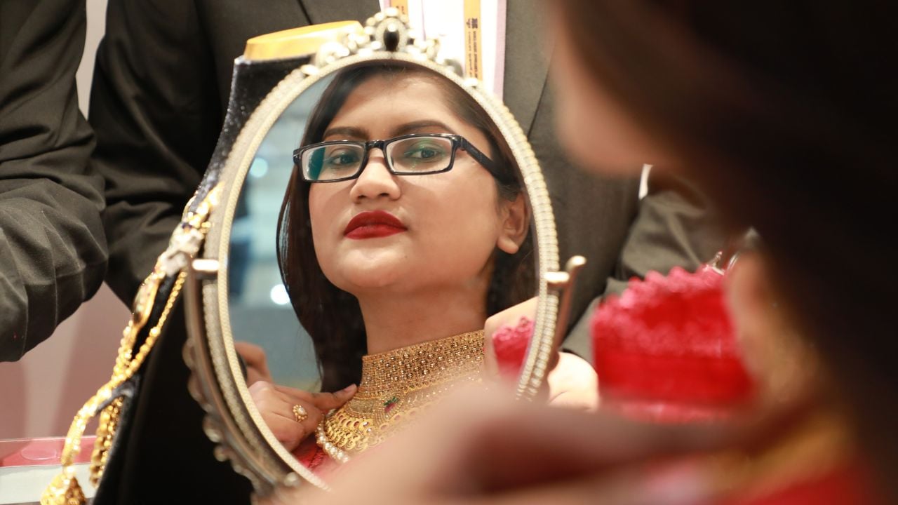 আজ যে দামে বিক্রি হচ্ছে স্বর্ণ