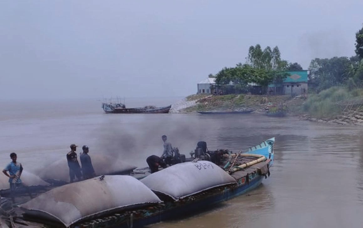 বাড়ছে যমুনার পানি, ভাঙন আতঙ্কে চরাঞ্চলের মানুষ 