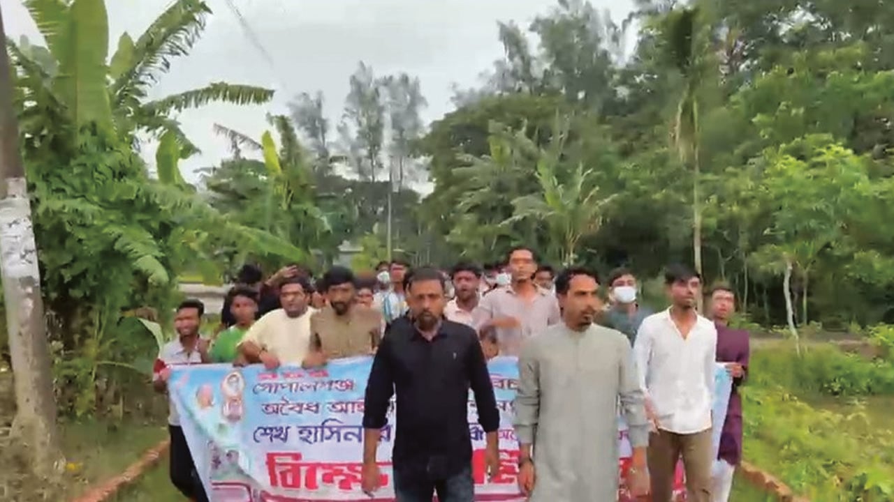 লক্ষ্মীপুরে নিষিদ্ধ ঘোষিত ছাত্রলীগের বিক্ষোভ মিছিল