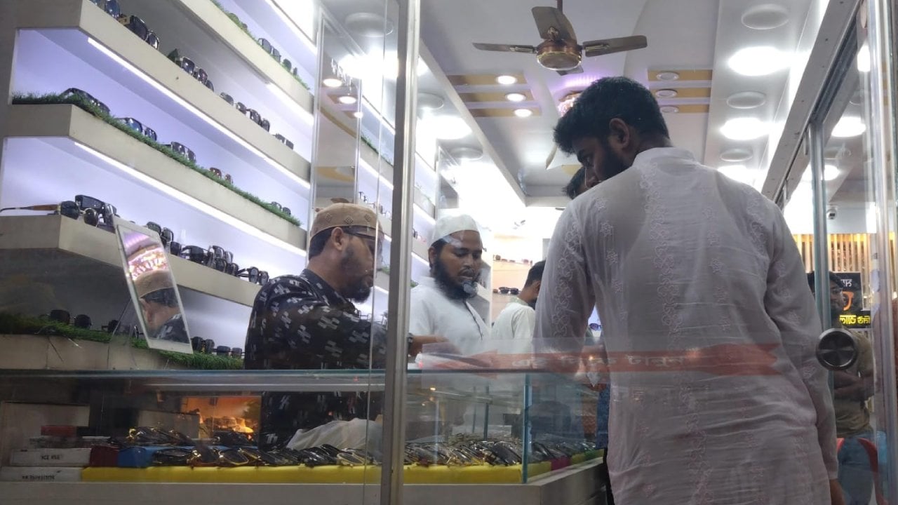 পুরনো-নতুনের মিশ্রণে প্রাণবন্ত পাটুয়াটুলির চশমা পট্টি ৩