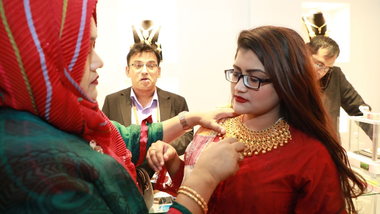 কমানোর পর আজ যে দামে মিলছে স্বর্ণ