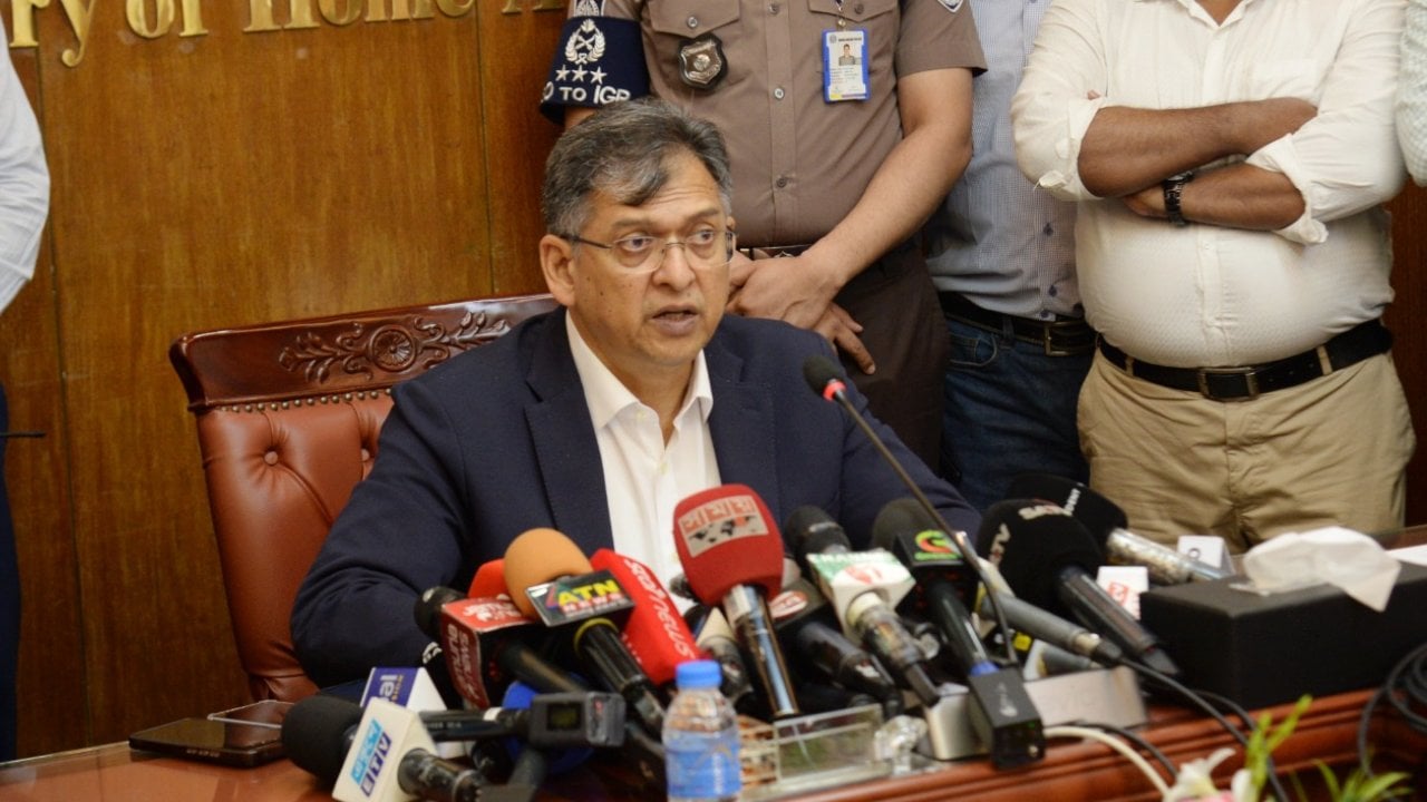পলাতক পুলিশ কর্মকর্তাদের প্রতি অনুকম্পা দেখাবে না সরকার: স্বরাষ্ট্রমন্ত্রী