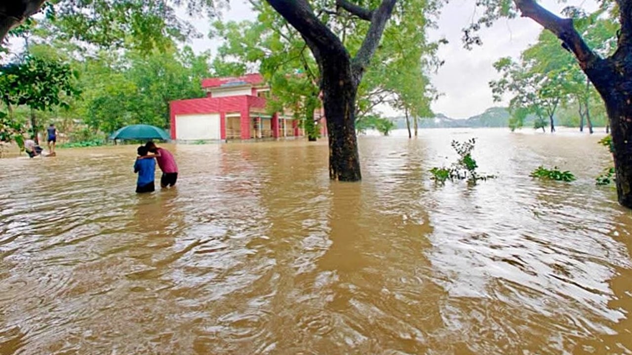 চট্টগ্রামে ভয়াবহ বন্যা, জেলা প্রশাসনের ছুটি বাতিল