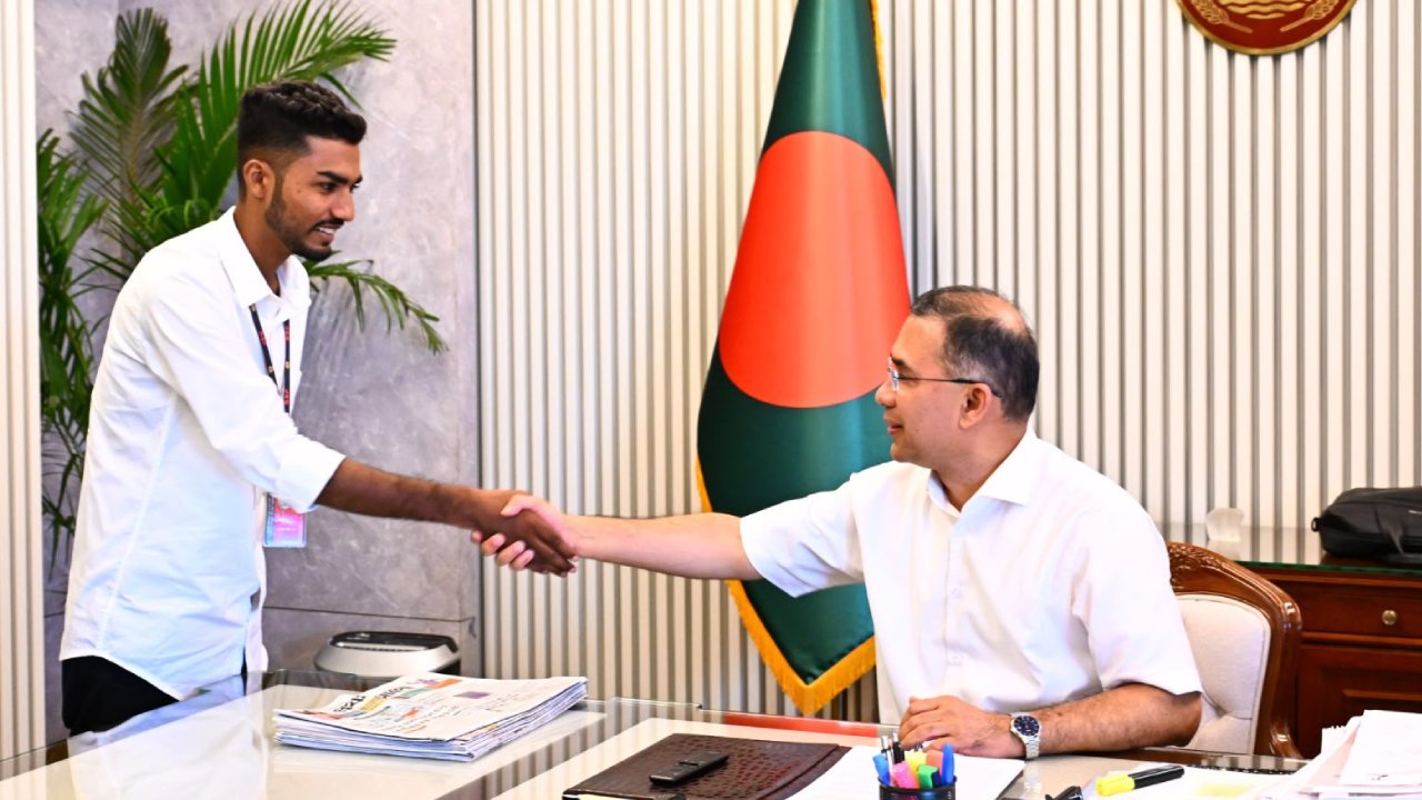 প্রধানমন্ত্রীকে রক্তমাখা পতাকা তুলে দিলেন জুলাইযোদ্ধা আজিজুর