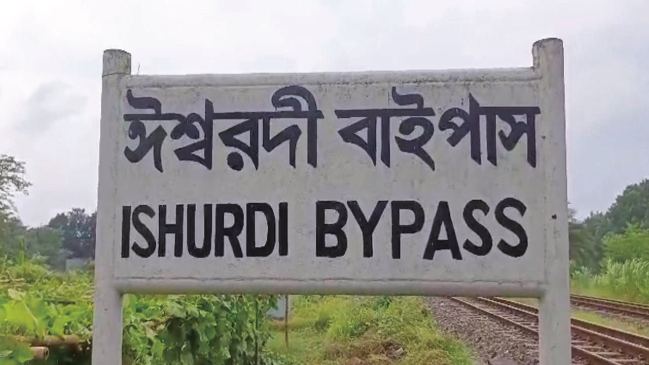 ঈশ্বরদীতে ট্রেনের ছাদ থেকে যুবকের মরদেহ উদ্ধার