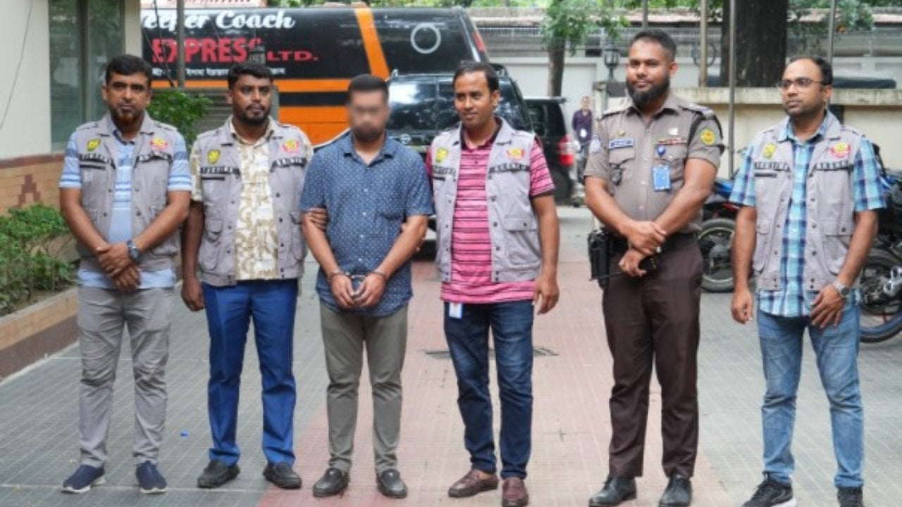 সাবেক ভূমিমন্ত্রীর ফেসবুক পেজের এডমিন গ্রেপ্তার