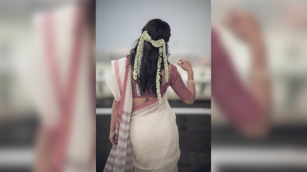 চুলে বেলি ফুলের সাজে অভিনেত্রী জয়া আহসান
