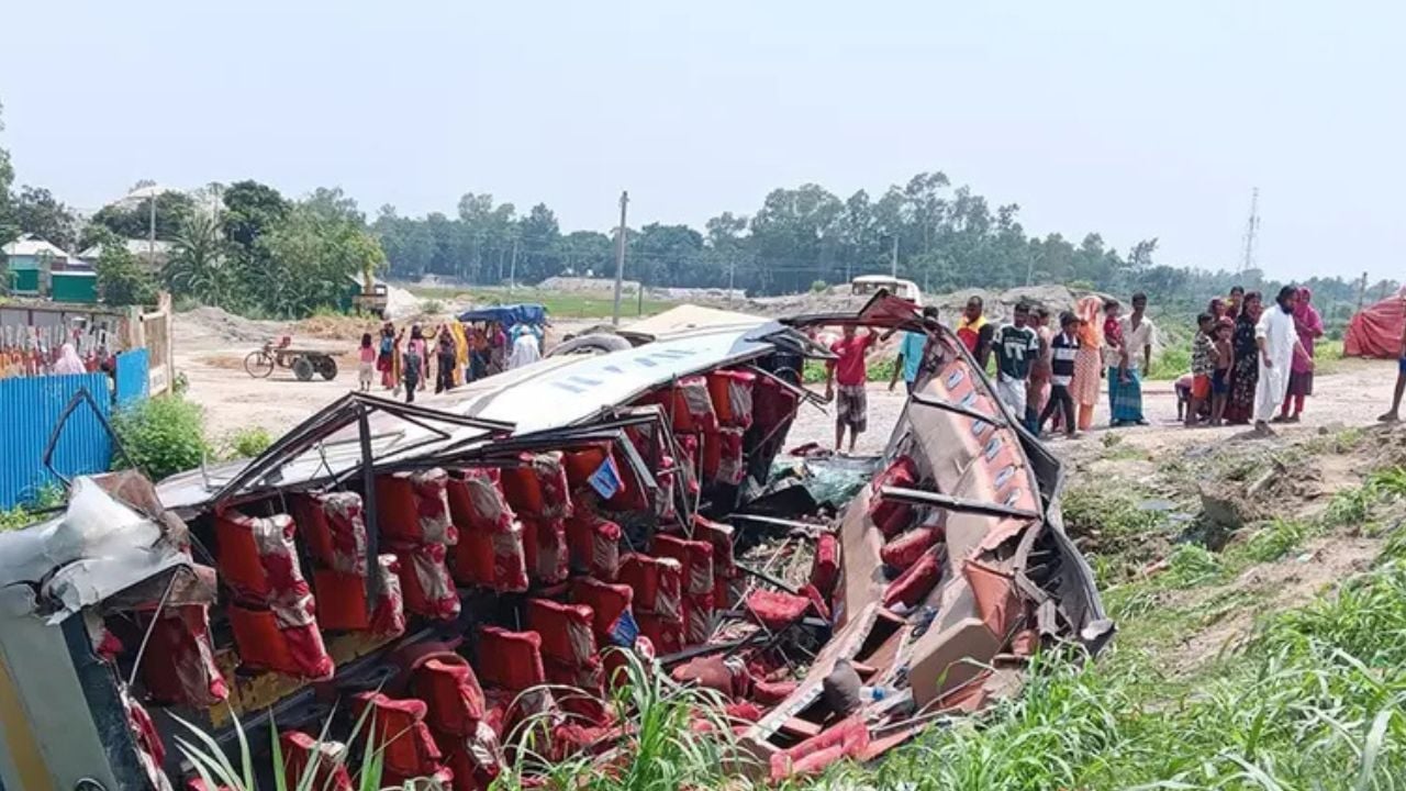ঢাকা-টাঙ্গাইল মহাসড়কে যাত্রীবাহী বাস খাদে