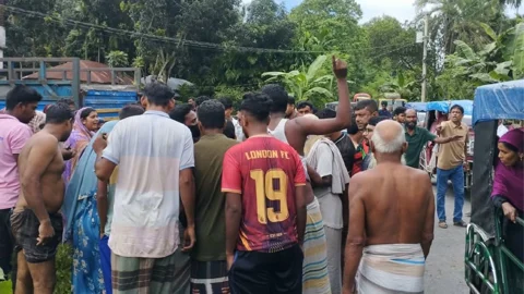পাবনায় ট্রলির সাথে মুখোমুখি সংঘর্ষে অটোভ্যান চালক নিহত