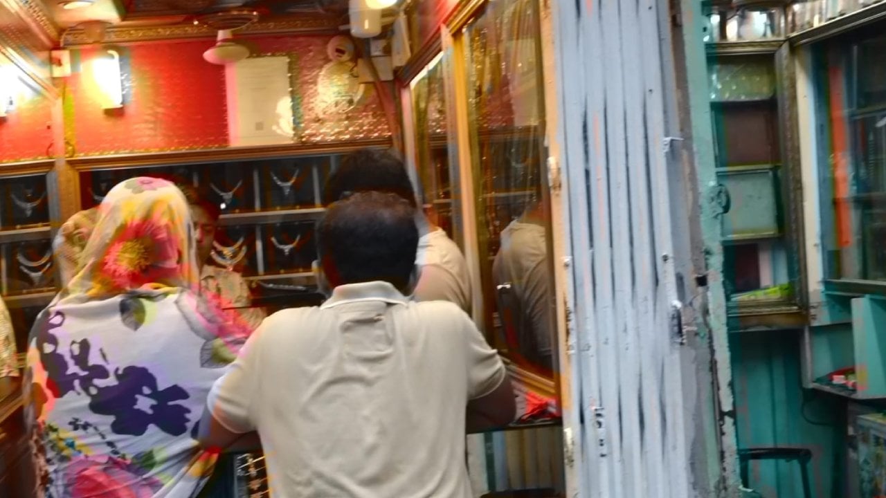 ঐতিহ্যের তাঁতিবাজারে স্বর্ণের ব্যবসা, দাম ওঠানামার প্রভাব বেচাকেনায় ২